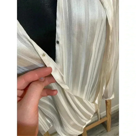 Guess Los Angeles , Belissa Printed Tie Neck Blouse size medium - Picture 5 of 7